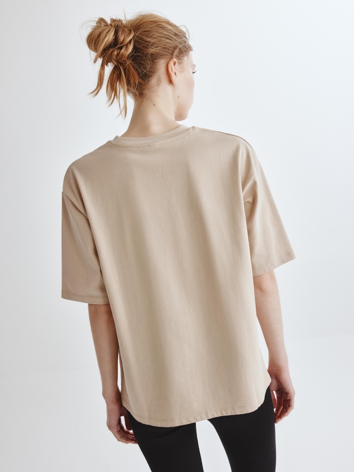 футболка с принтом из линейки  young из россии вид сбоку