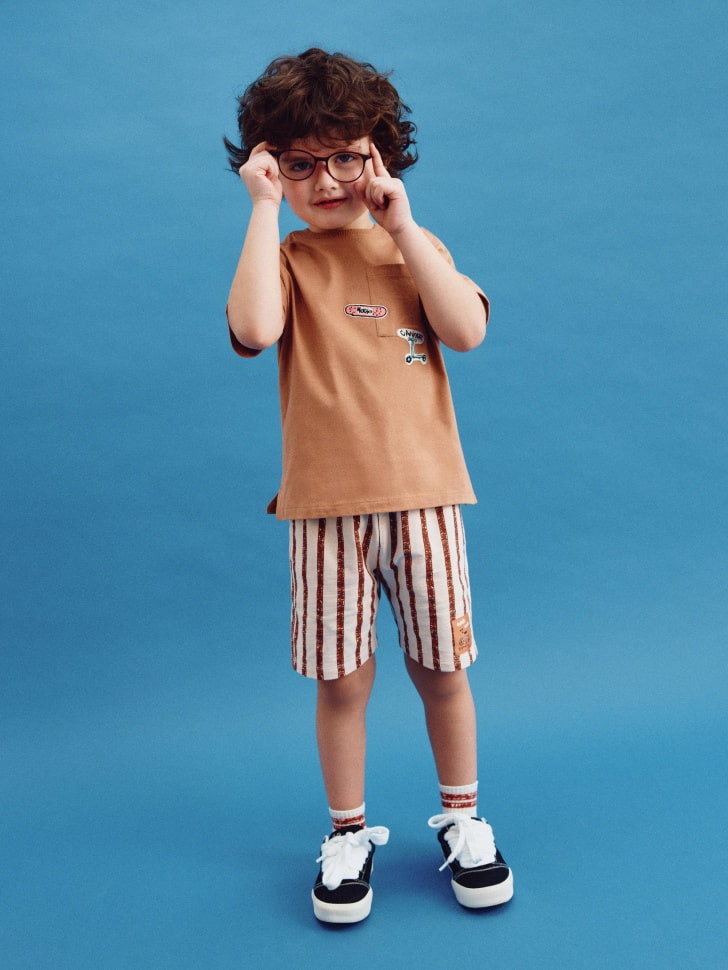 футболка с нашивками для мальчиков от бренда sela вид слева