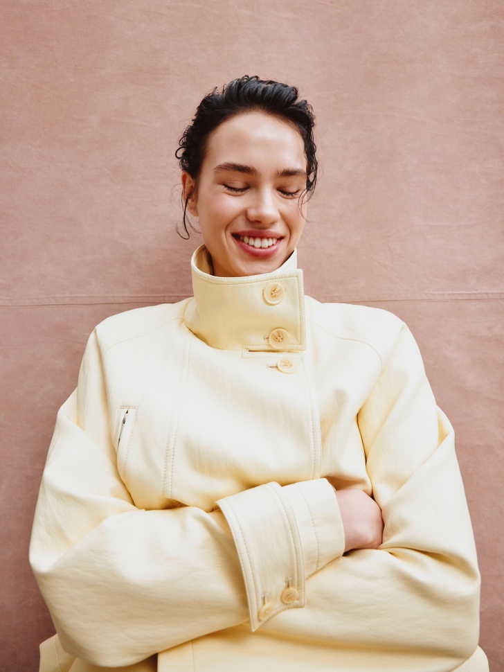 Куртка SELA оверсайз из экокожи с высоким воротником, желтый, арт. 40553