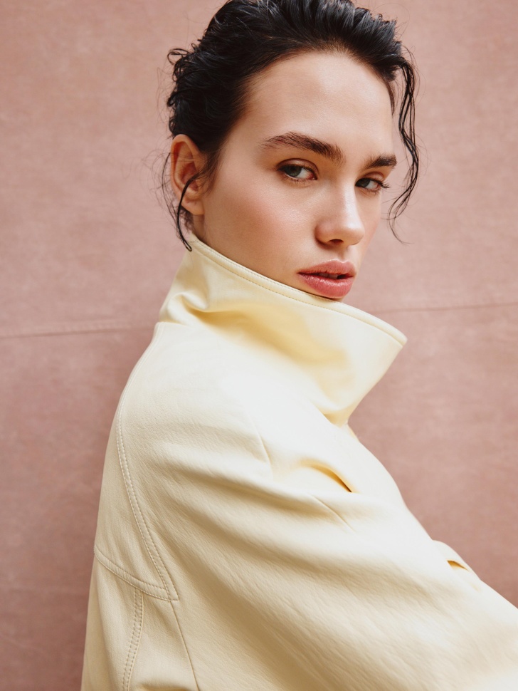 куртка оверсайз из экокожи с высоким воротником из кожи спереди