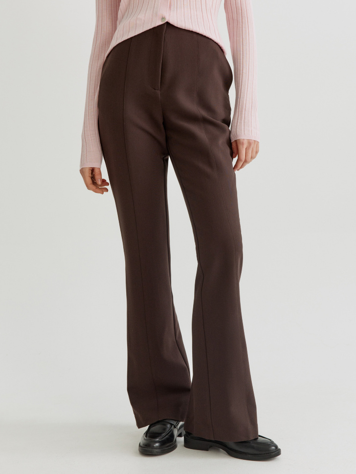 брюки клеш со стрелками из эластичной ткани от бренда sela вид слева