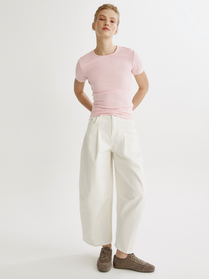 базовая приталенная футболка от бренда sela вид слева