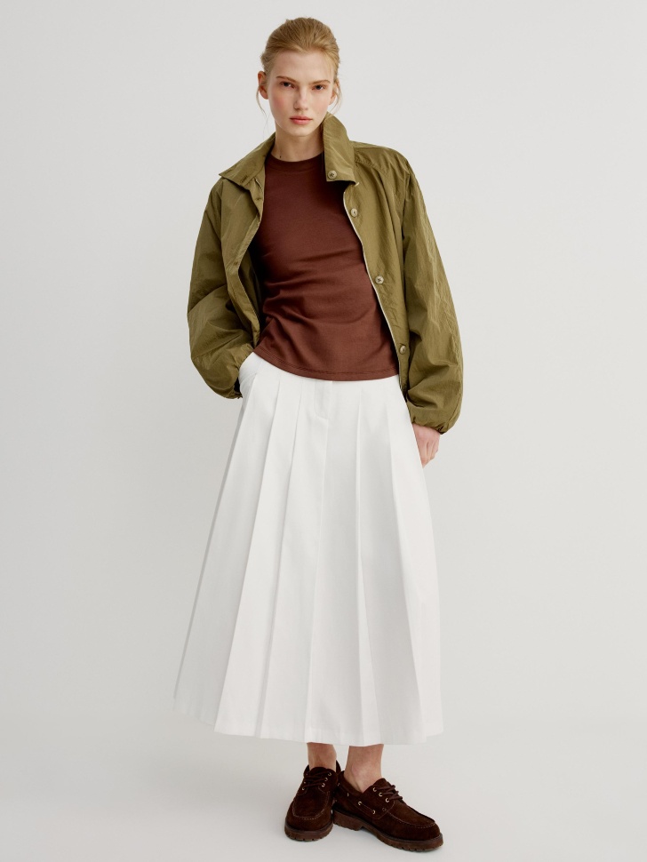 футболка приталенная из интерлока с вышивкой от бренда sela вид слева