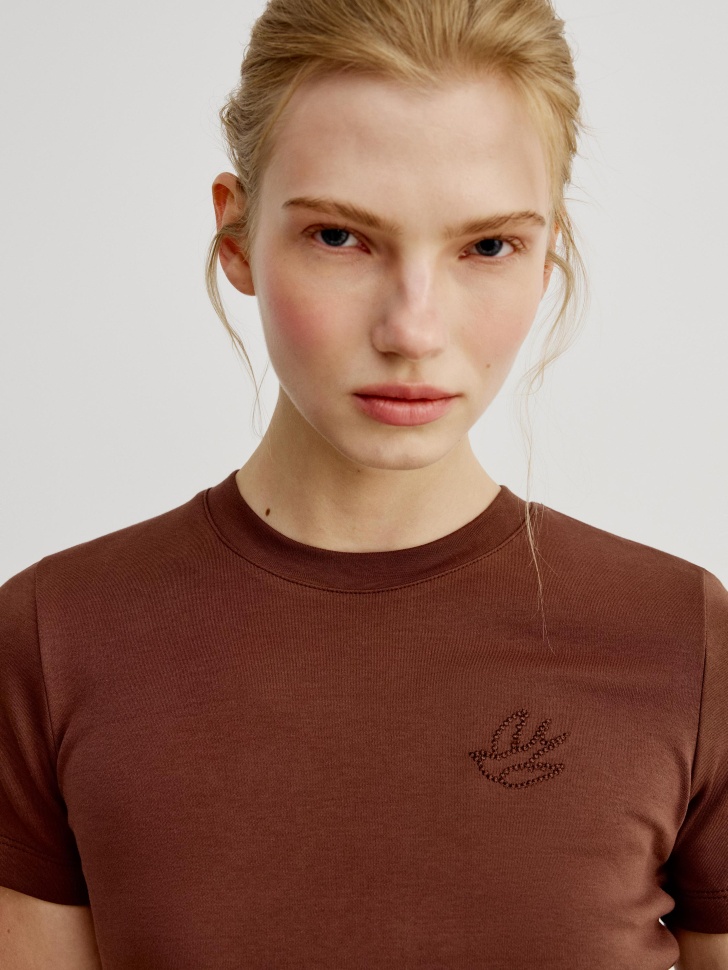 футболка приталенная из интерлока с вышивкой по цене 1299 руб вид справа