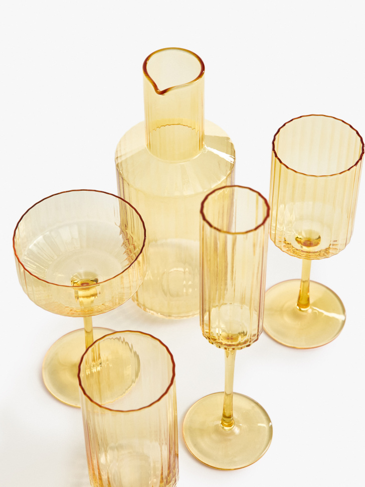 декантер для вина из стекла с рельефным узором от бренда sela вид слева