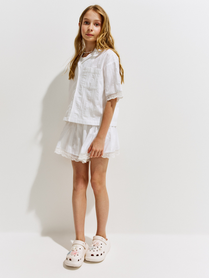 рубашка из фактурного хлопка с вышивкой для девочек от бренда sela вид слева