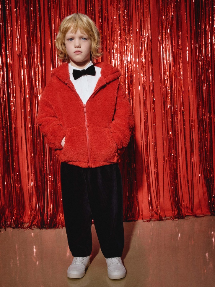 плюшевая толстовка для мальчиков от бренда sela вид слева