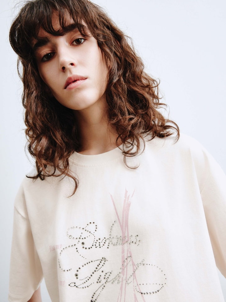 футболка с принтом и стразами из линейки sela young 4610517211361 с промокодом