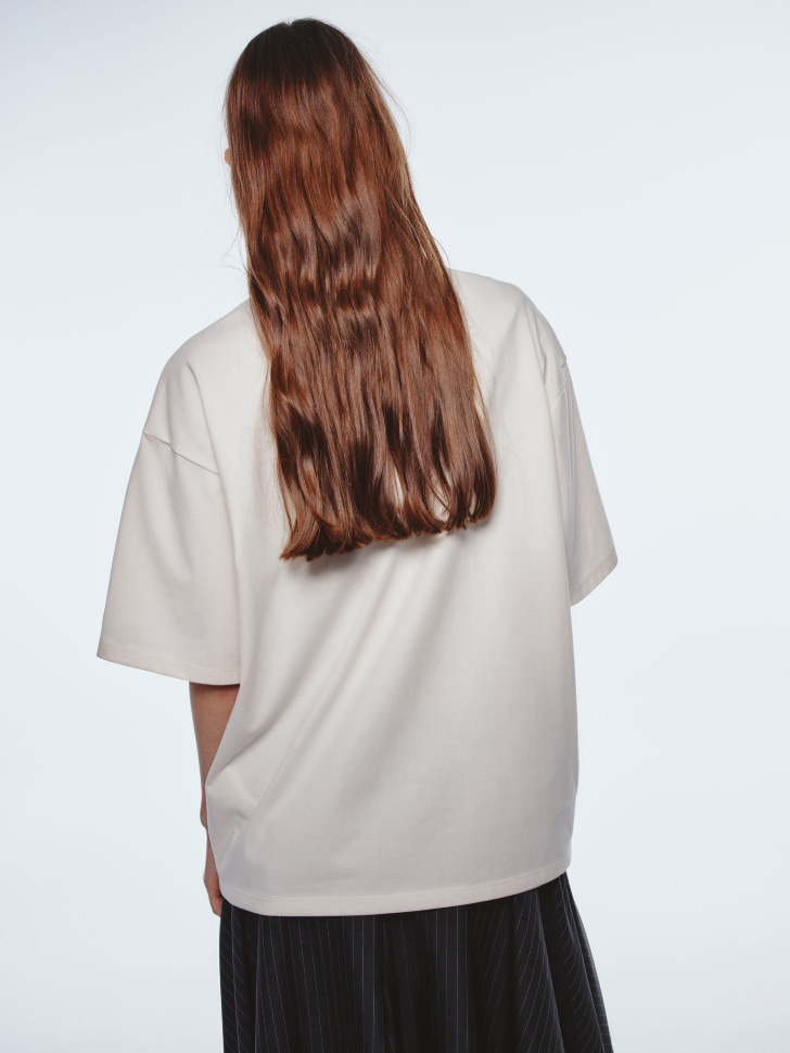 футболка с нашивкой из линейки  young по цене 1999 руб вид справа