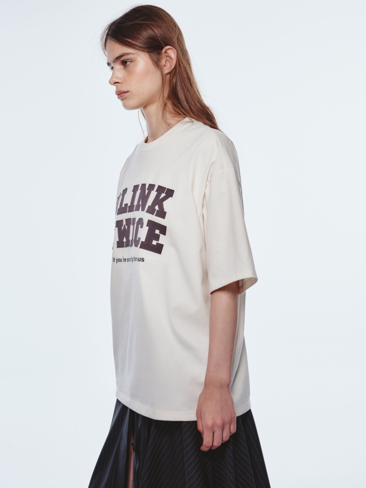 футболка с нашивкой из линейки  young из россии вид сбоку