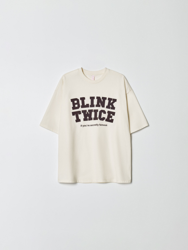 футболка с нашивкой из линейки  young из хлопка спереди