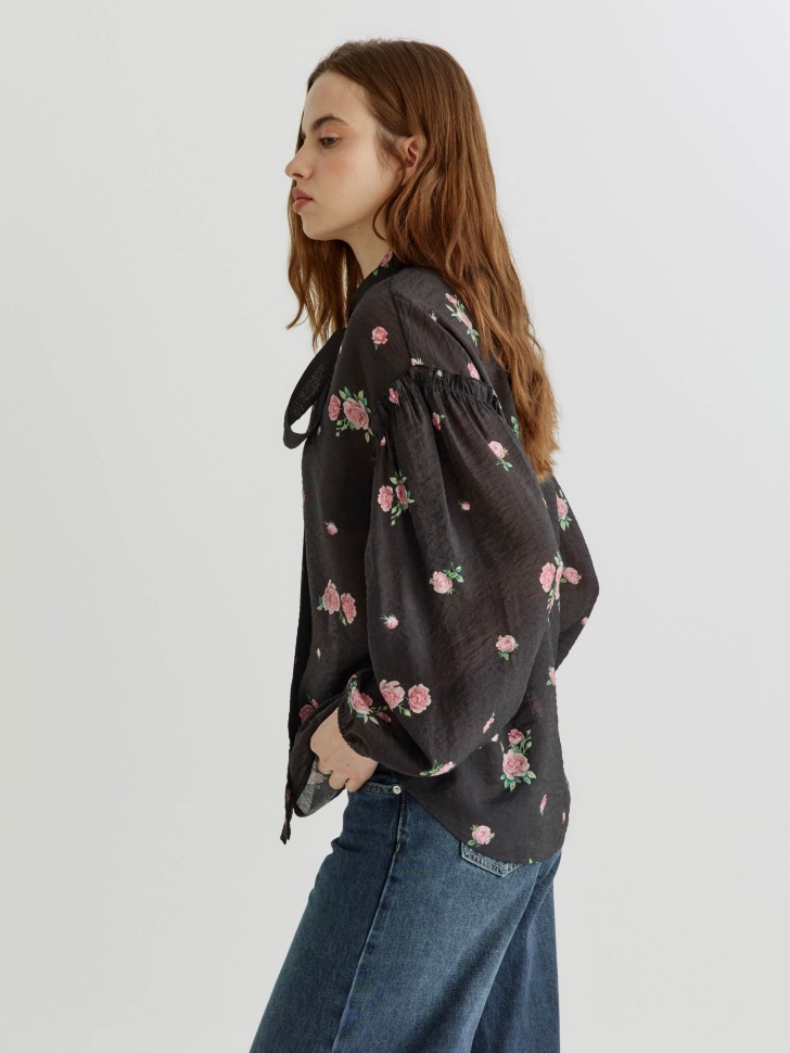 полупрозрачная блуза с пышными рукавами из вискозы спереди