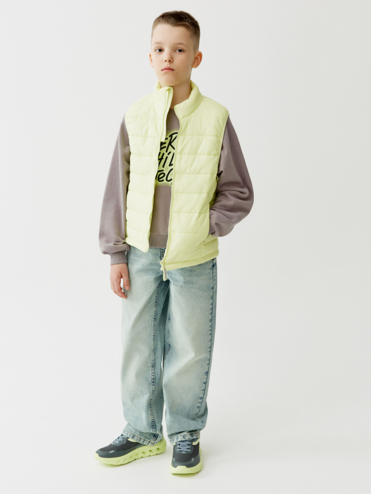 базовый стеганый жилет для мальчиков от бренда sela вид слева