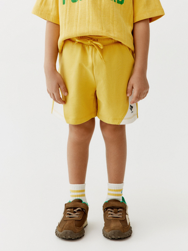 трикотажные шорты в спортивном стиле для мальчиков от бренда sela вид слева