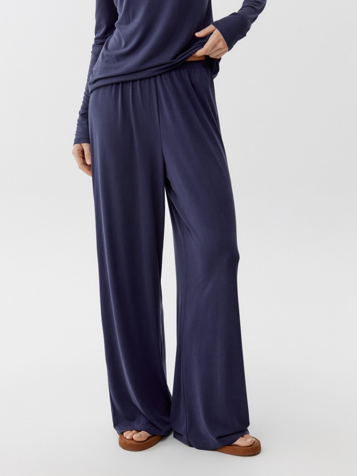 свободные трикотажные брюки от бренда sela вид слева