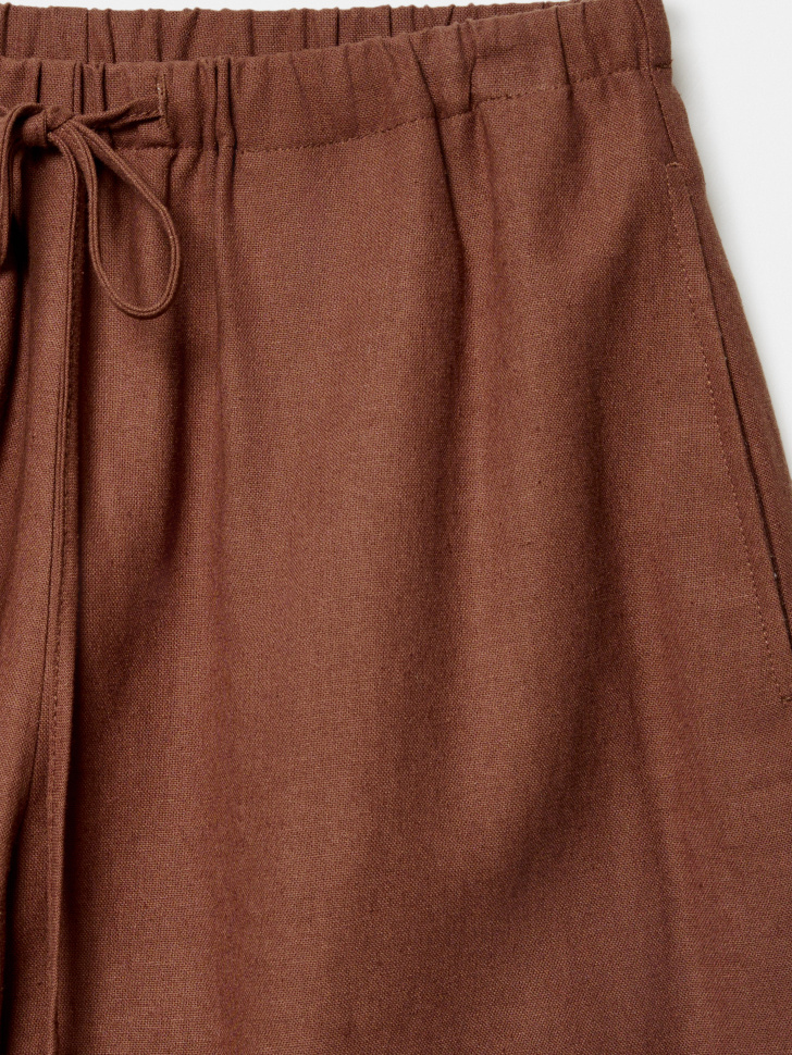 короткие шорты из вискозы и льна из вискозы спереди