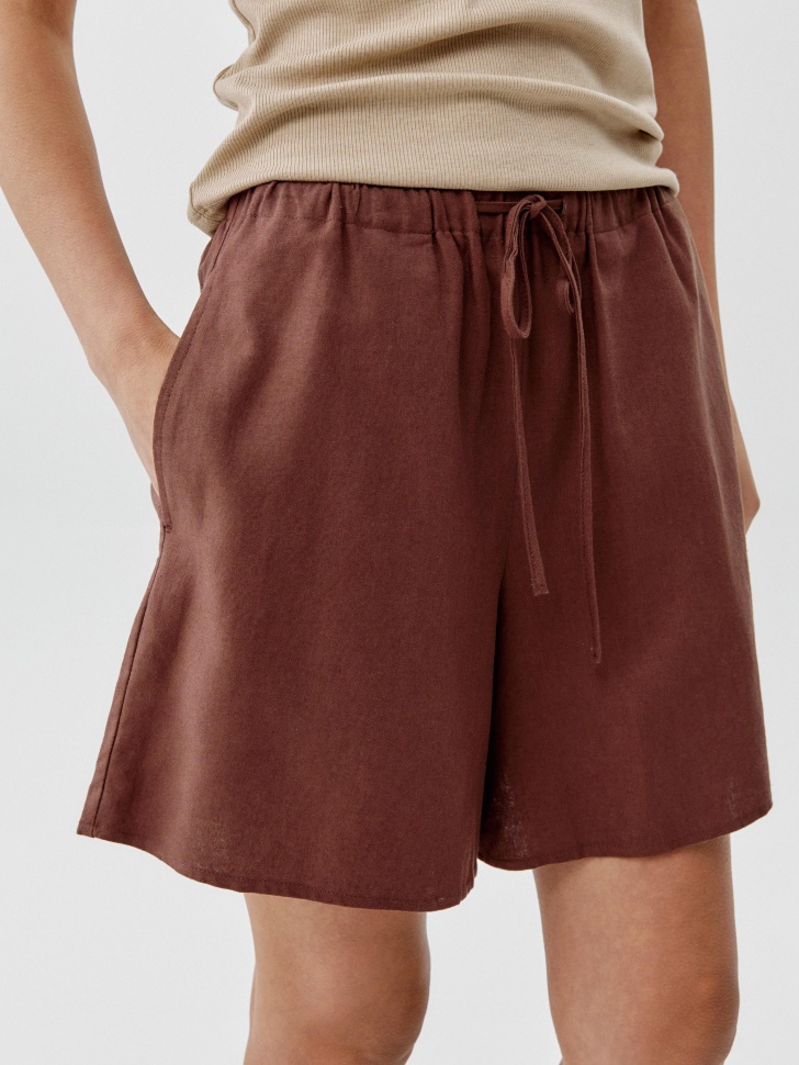 короткие шорты из вискозы и льна от бренда sela вид слева
