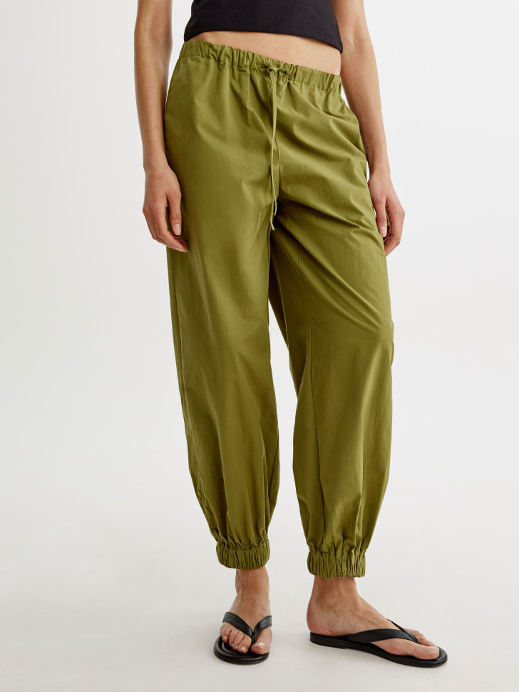 брюки-джоггеры из хлопка от бренда sela вид слева