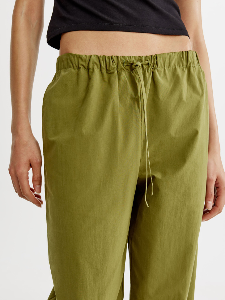 брюки-джоггеры из хлопка из россии вид сбоку