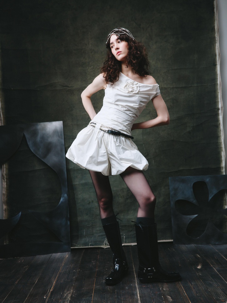 топ с декором из линейки  young от бренда sela вид слева