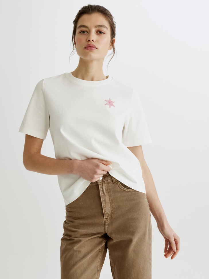 футболка оверсайз с принтом и вышивкой по цене 1599 руб вид справа