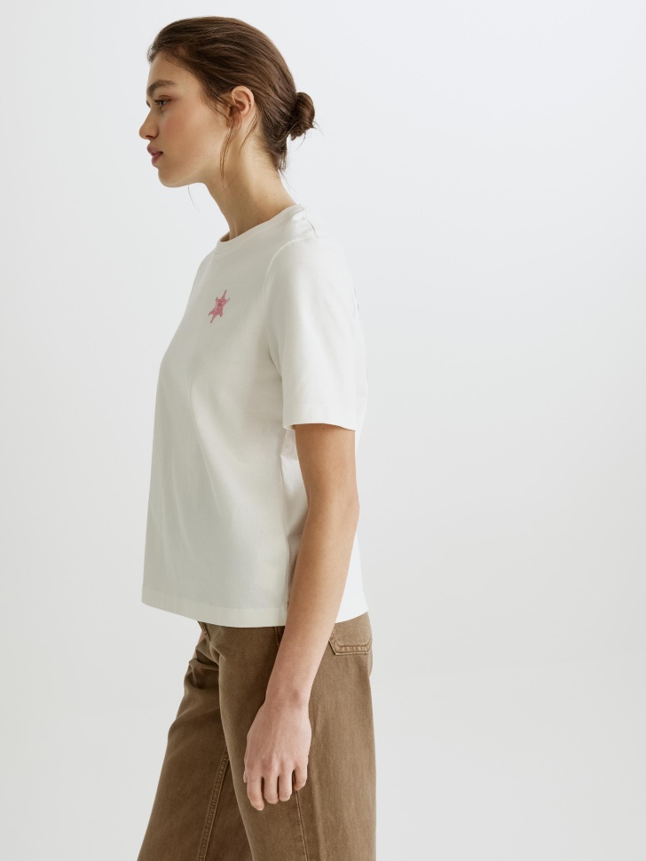 футболка оверсайз с принтом и вышивкой из россии вид сбоку