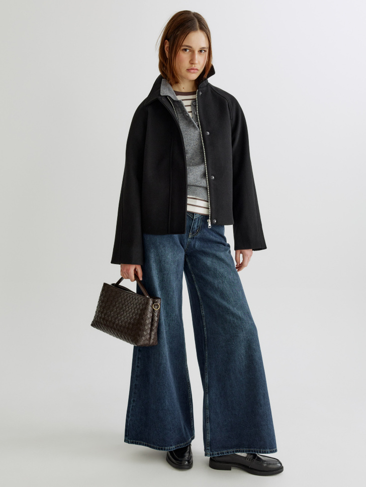 короткое полупальто с отложным воротником от бренда sela вид слева