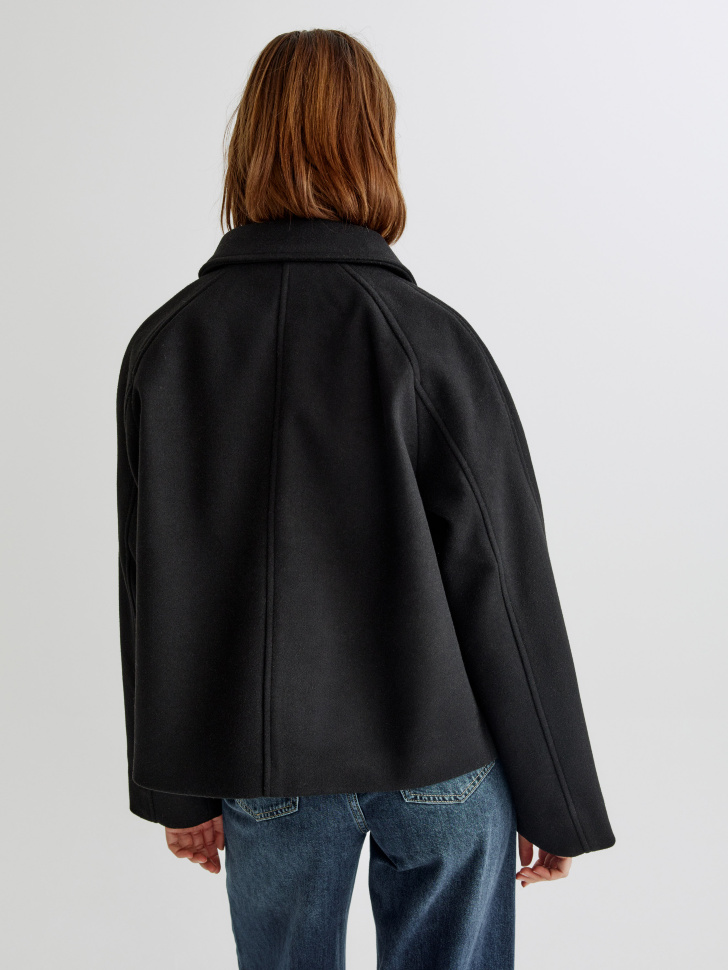 короткое полупальто с отложным воротником по цене 5599 руб вид справа