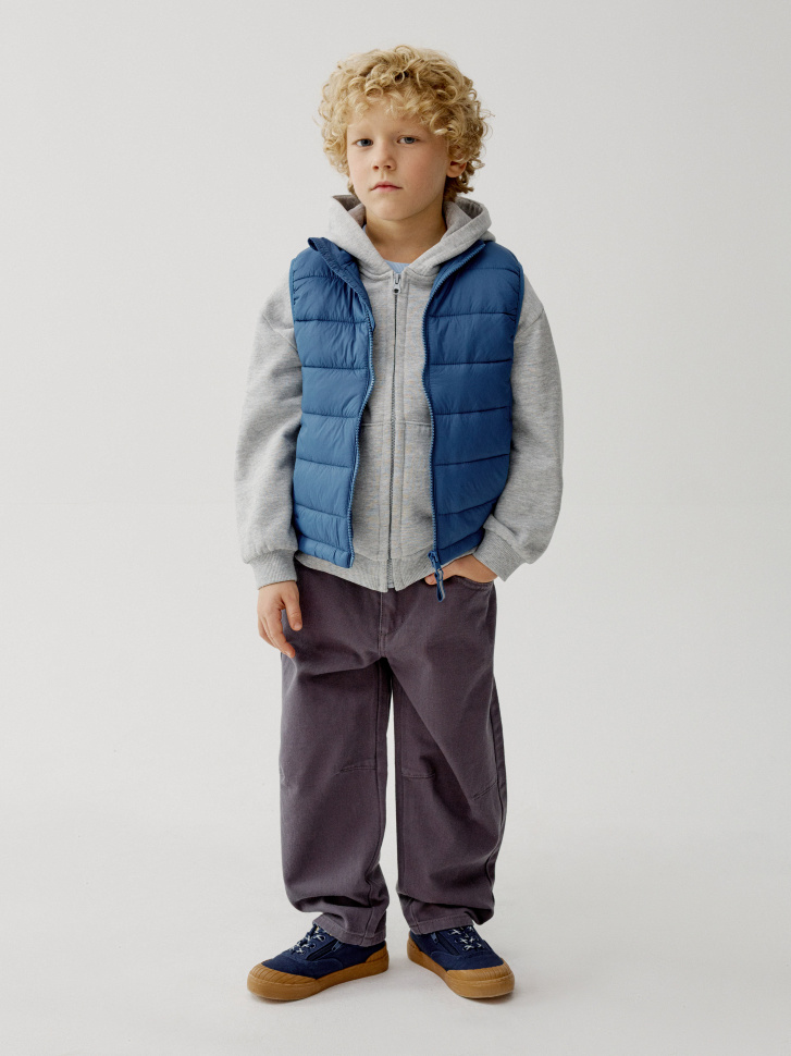 базовый стеганый жилет для мальчиков от бренда sela вид слева