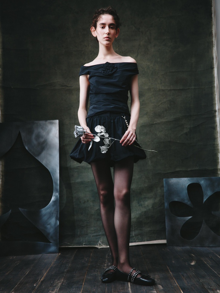 топ с декором из линейки  young от бренда sela вид слева