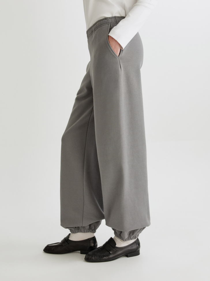 брюки джоггеры из футера по цене 2999 руб вид справа