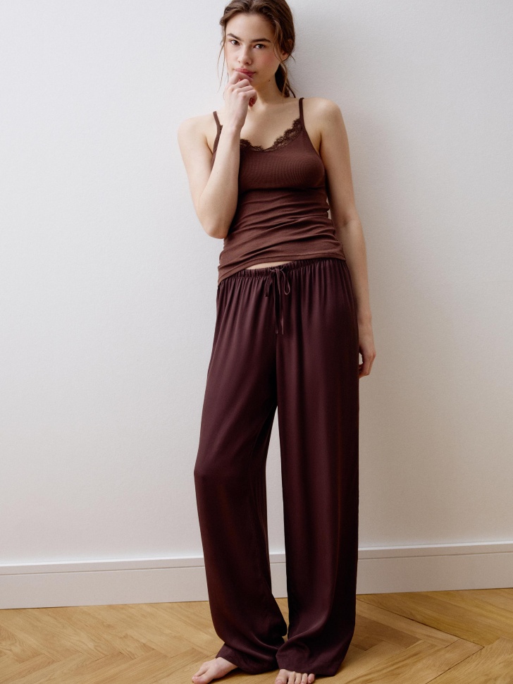 домашний топ с кружевом от бренда sela вид слева