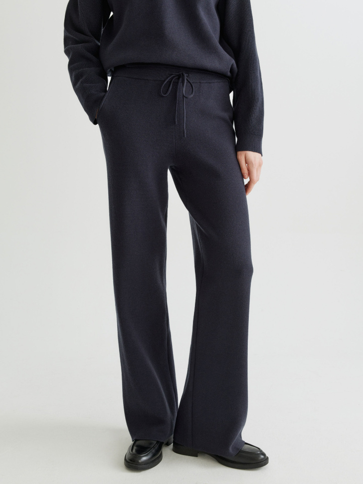 прямые вязаные брюки от бренда sela вид слева