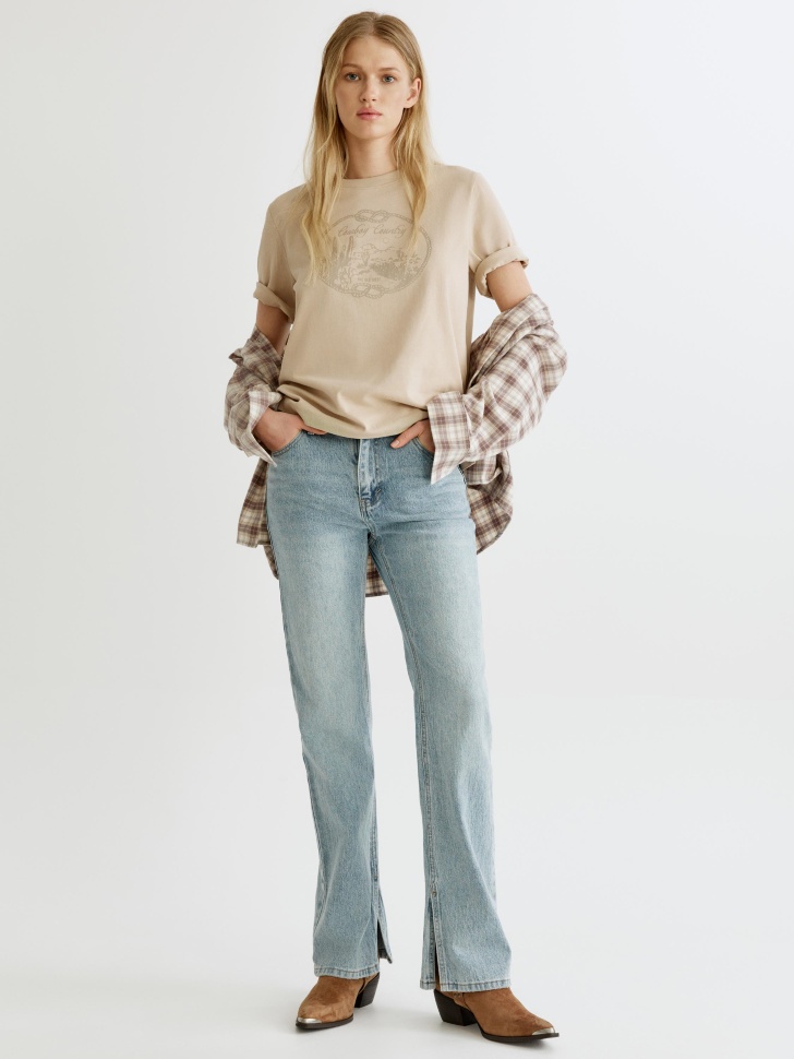 футболка оверсайз с принтом и вышивкой от бренда sela вид слева