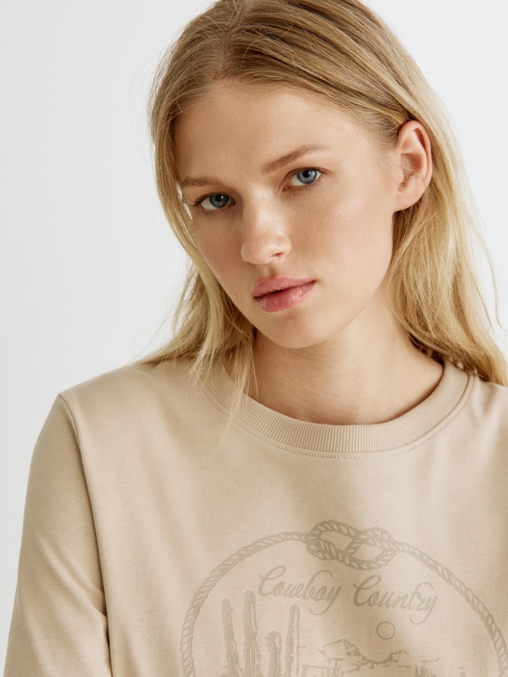 футболка оверсайз с принтом и вышивкой из россии вид сбоку