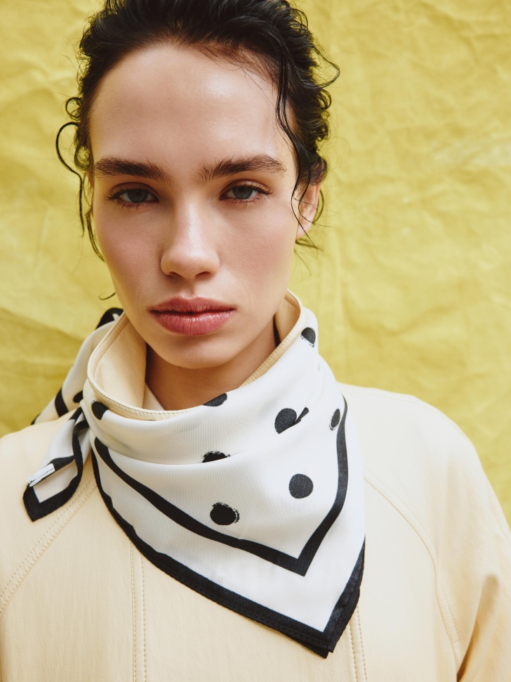 сатиновый платок с принтом в горошек от бренда sela вид слева