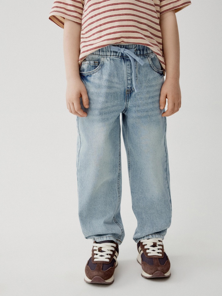 свободные джинсы на резинке для мальчиков от бренда sela вид слева