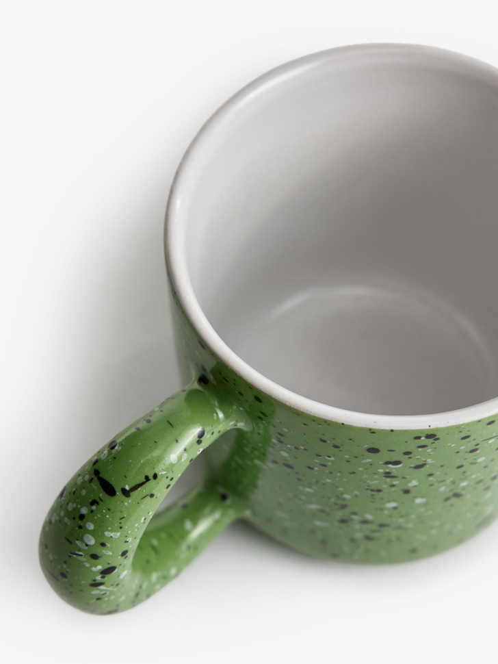 кружка из каменной керамики в крапинку от бренда sela вид слева