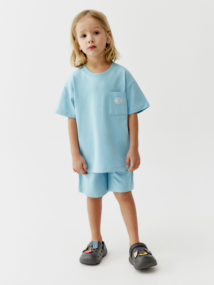 комплект из футболки и шорт для мальчиков от бренда sela вид слева