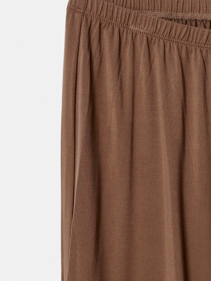 свободные трикотажные брюки из вискозы спереди