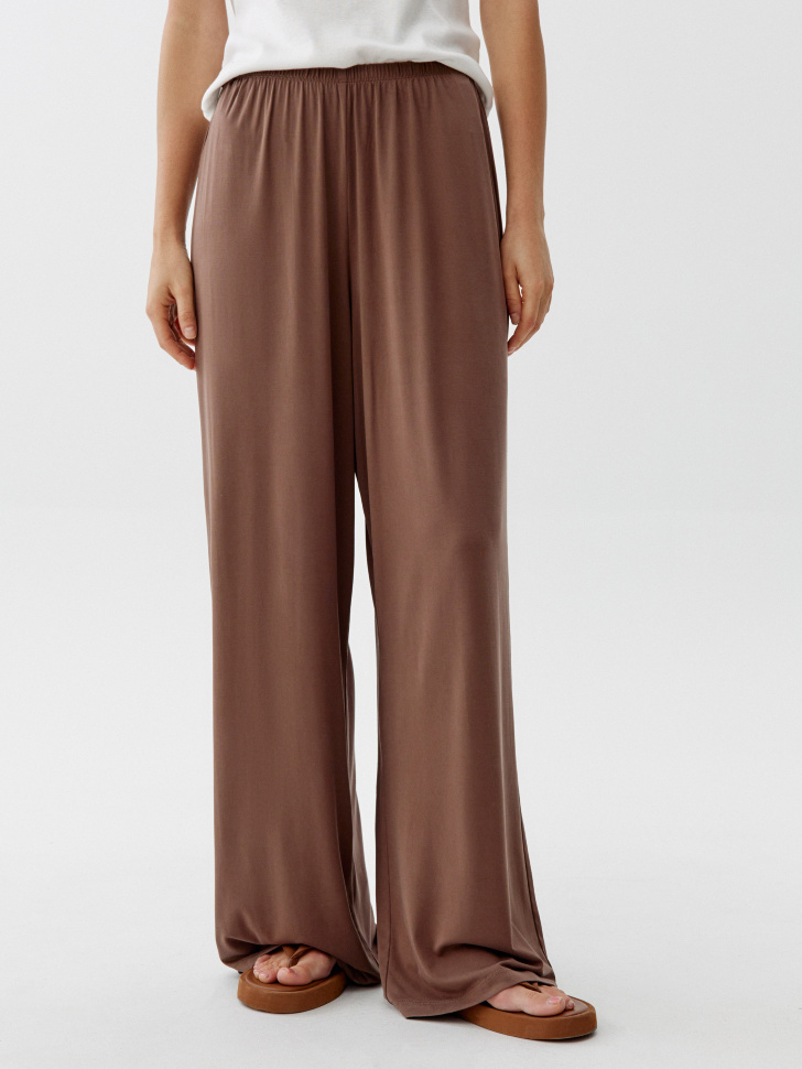 свободные трикотажные брюки от бренда sela вид слева