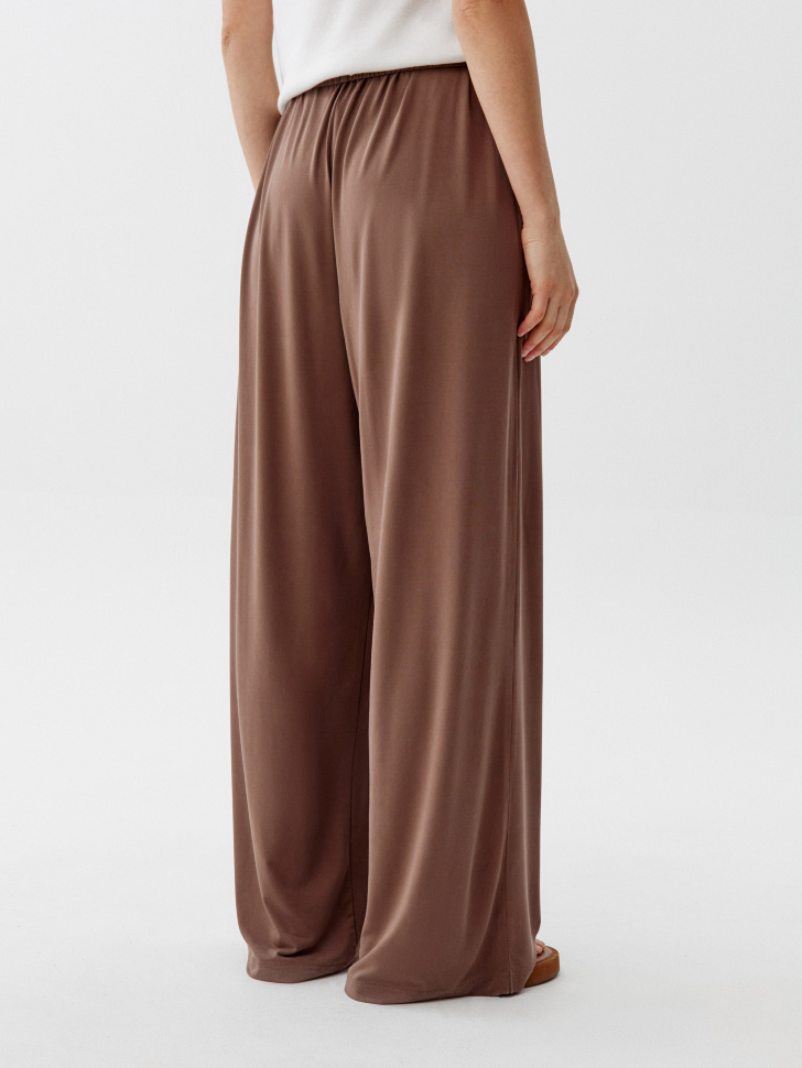 свободные трикотажные брюки по цене 2999 руб вид справа