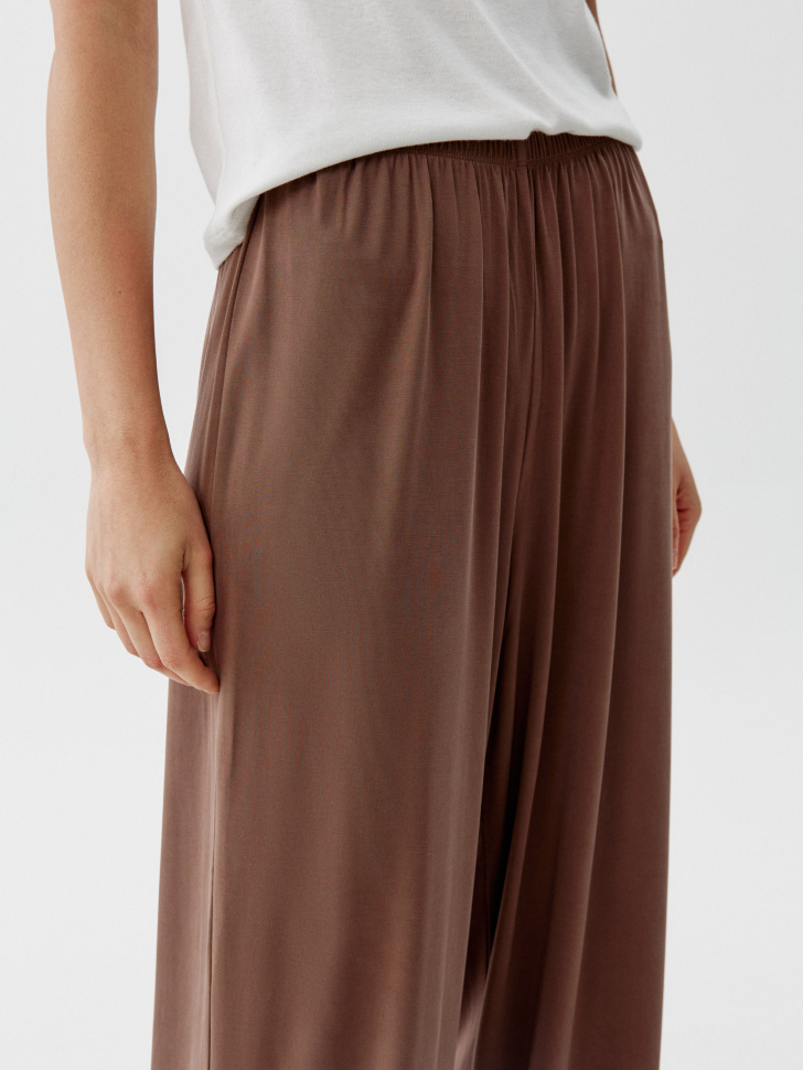 свободные трикотажные брюки из россии вид сбоку