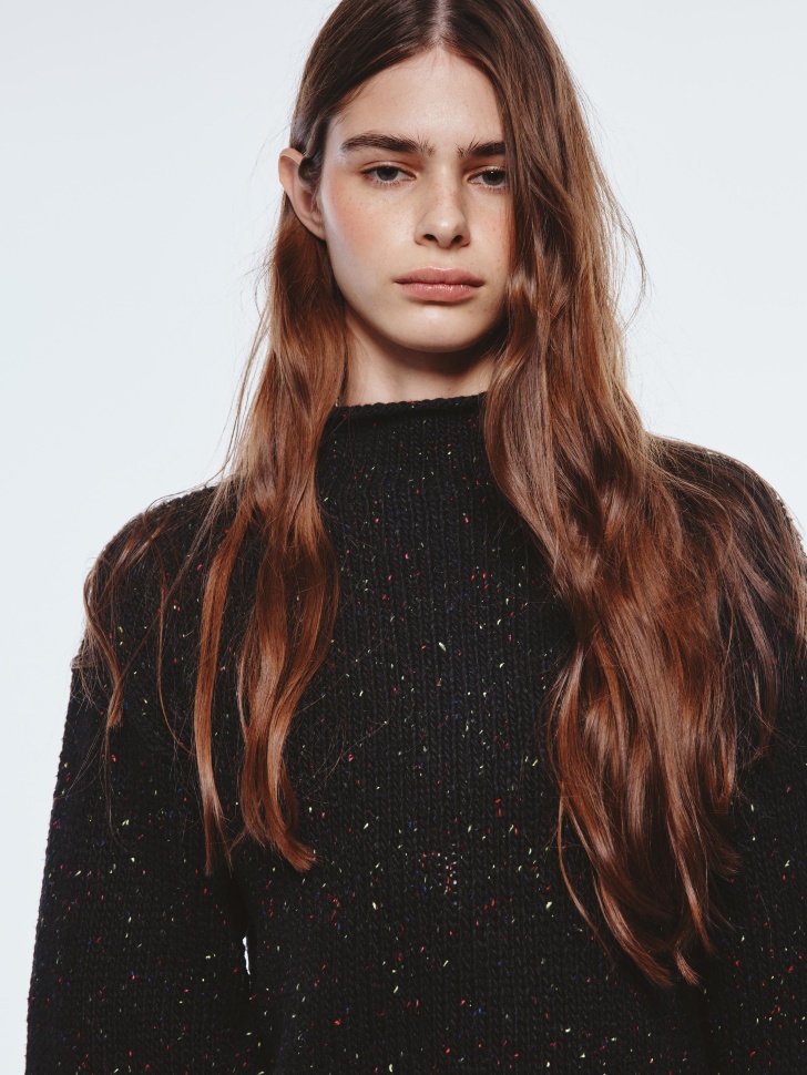 укороченный джемпер из линейки  young из россии вид сбоку