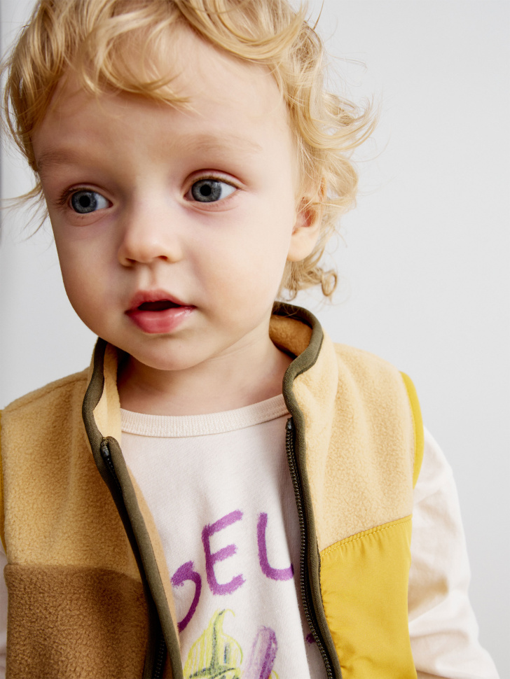 флисовый жилет для девочек от бренда sela вид слева