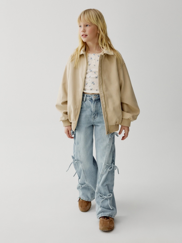 широкие джинсы с бантиками для девочек от бренда sela вид слева