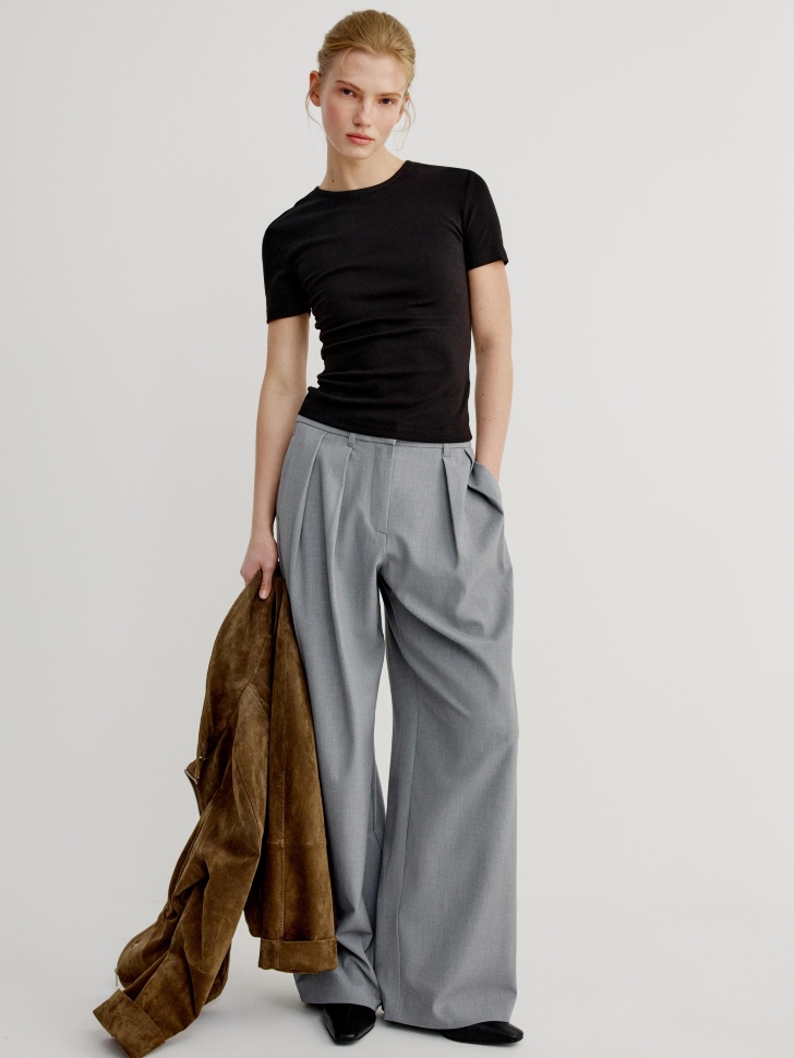 базовая приталенная футболка от бренда sela вид слева