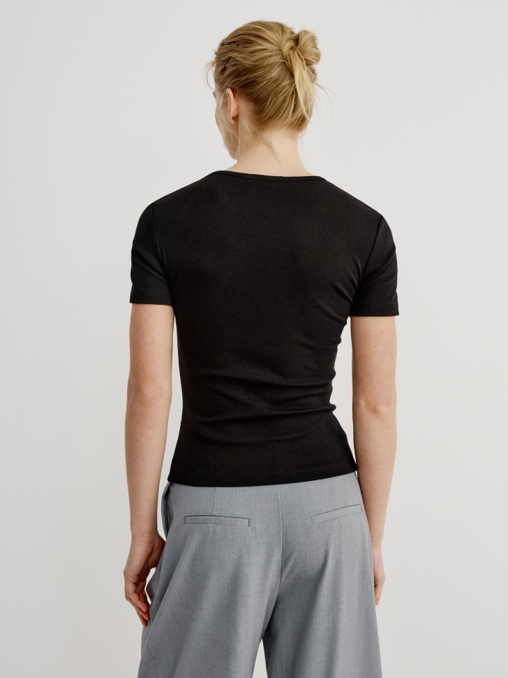 базовая приталенная футболка по цене 1299 руб вид справа