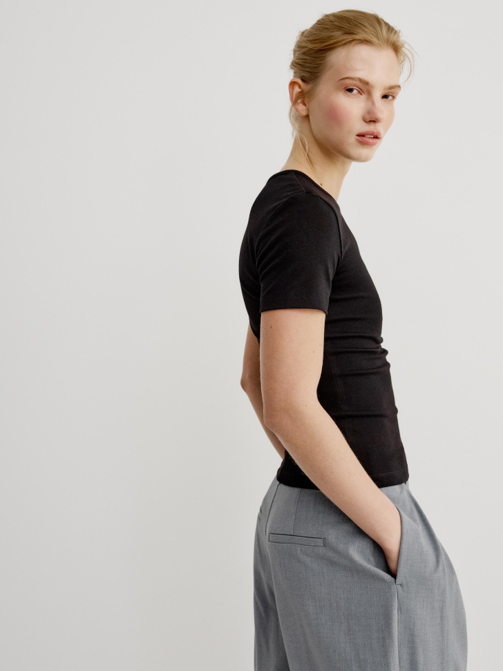 базовая приталенная футболка из россии вид сбоку