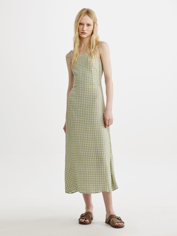 вискозное платье на бретелях с принтом от бренда sela вид слева